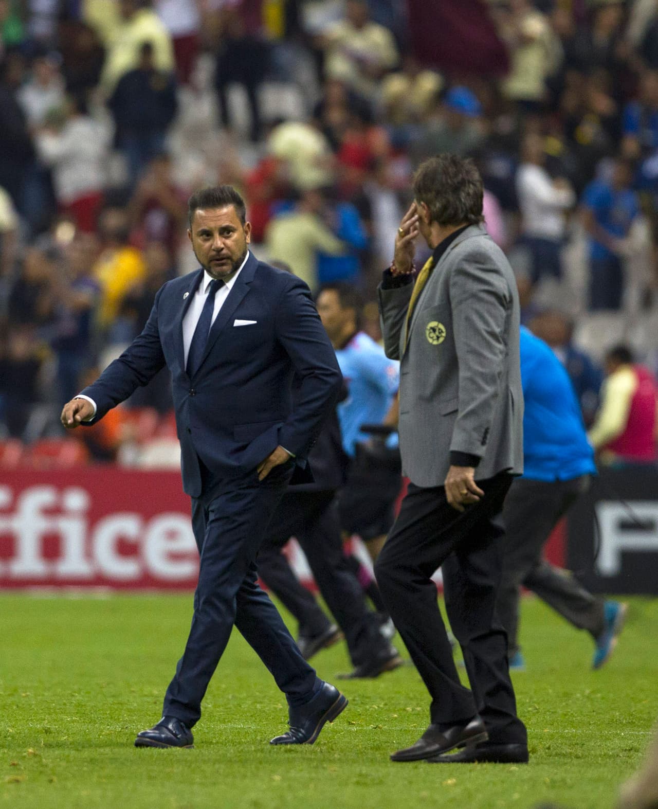 Al final, América se lleva un importante triunfo. Los entrenadores de ambos equipos se despiden camino a los vestidores.