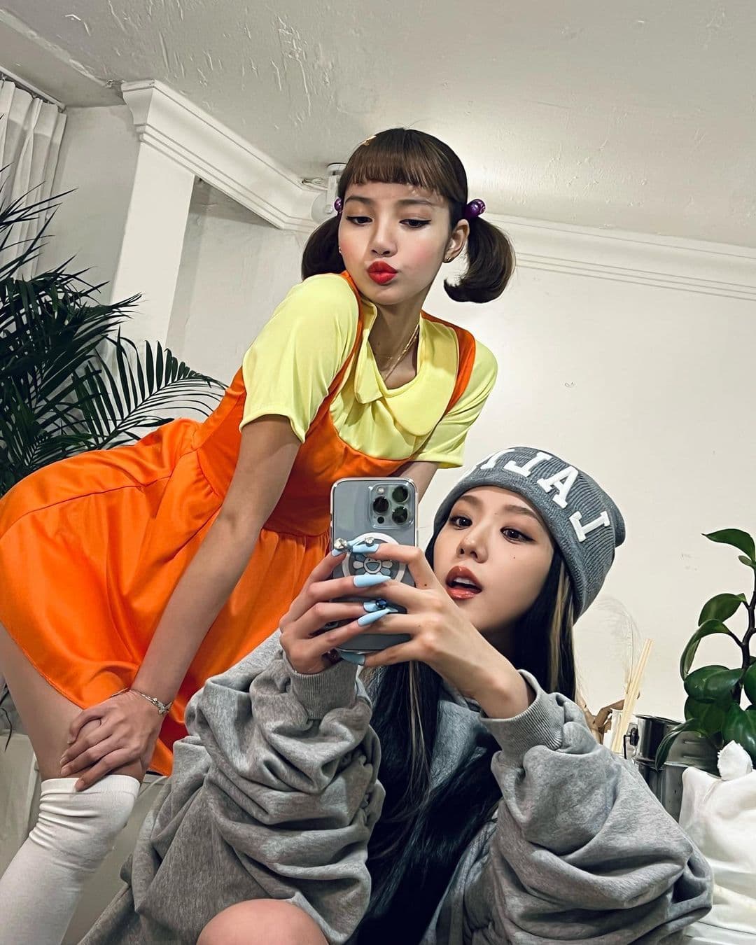 Lisa como la muñeca de ‘luz verde, luz roja’ de ‘
<i>Squid Game’ </i>and Jisoo como Lalisa.