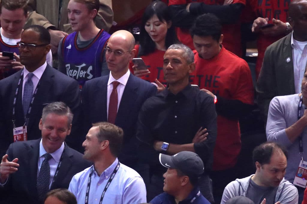 Dos invitados muy especiales para el Juego 2 de estas NBA Finals, el caso del comisionado de la NBA Adam Silver y el expresidente de los Estados Unidos de América Barack Obamae en Toronto.