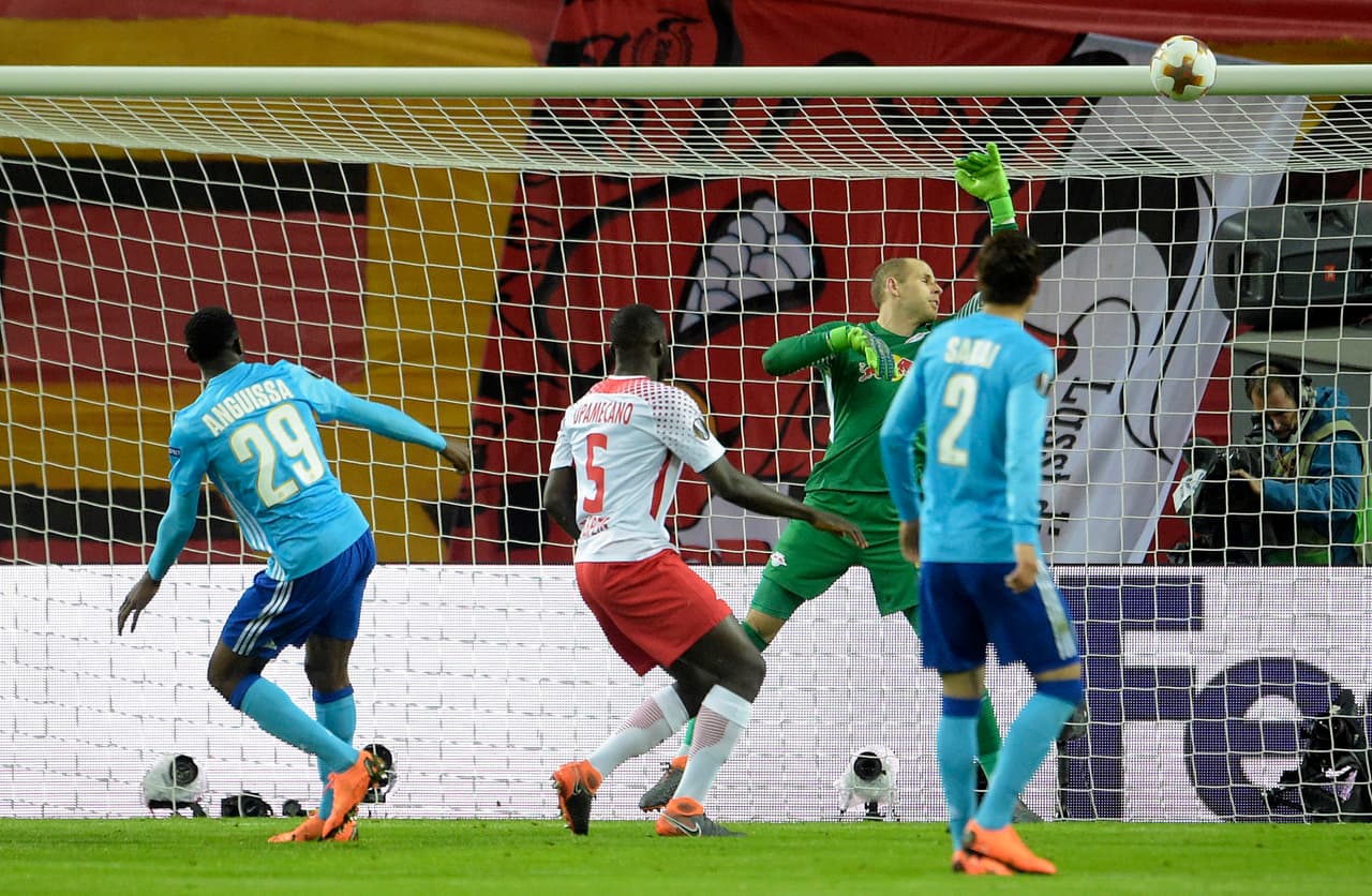 Andre Zambo Anguissa (Marsella) tuvo la primera oportunidad de abrir el marcador, pero su remate no fue al arco a pesar de la poca distancia.