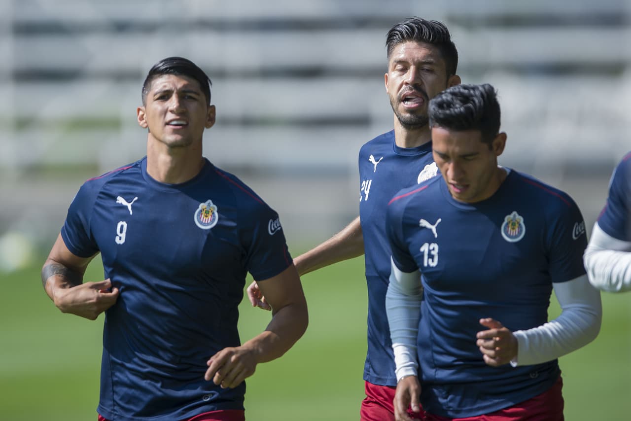 Con su más reciente contratación ya integrado de lleno a la disciplina del director técnico Tomás Boy, el repatriado desde Portugal Antonio Briseño, las Chivas del Guadalajara tuvieron otra intensa sesión de entrenamiento de cara a la próxima temporada de la Liga MX, en la cual hay un doble compromiso por eludir el tema del descenso y por reconquistar a una afición desencantada.