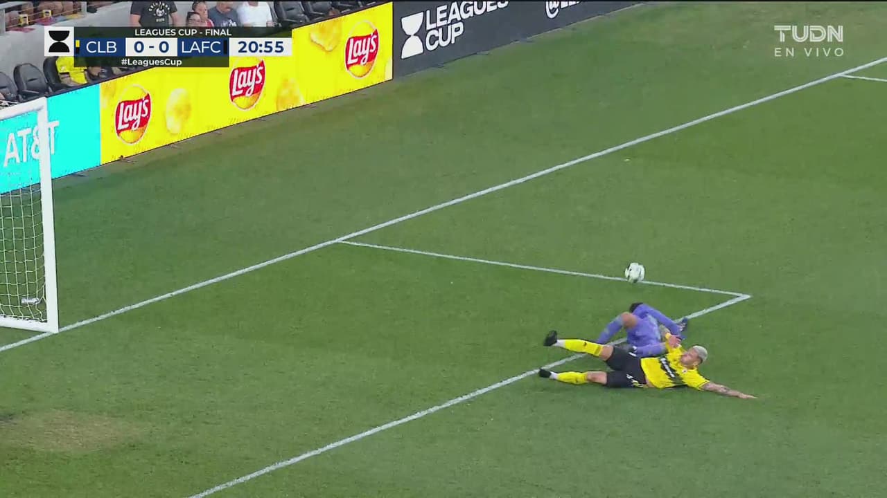 ¡Le faltó un paso más! Christian Ramírez no logra rematar