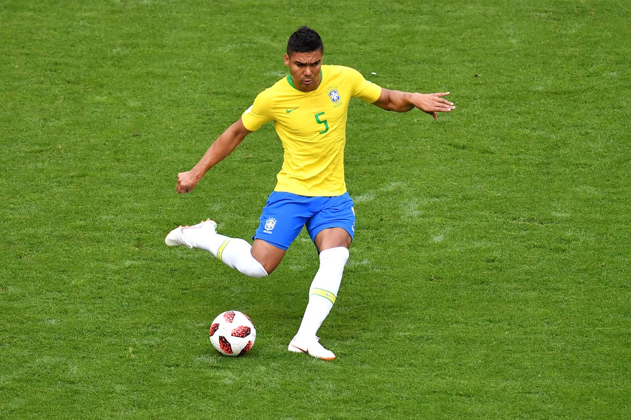 CASEMIRO:
<br>Hizo un partido correcto en la primera línea de volantes tapando la salida y generando juego. Su lunar, la amarilla al minuto 59 que lo hace perderse los cuartos de final.