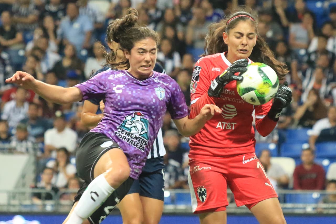 Pachuca en los últimos minutos jugando muy a la desesperada, buscando el gol que pudiera desequilibrar la balanza pero no fueron capaces.