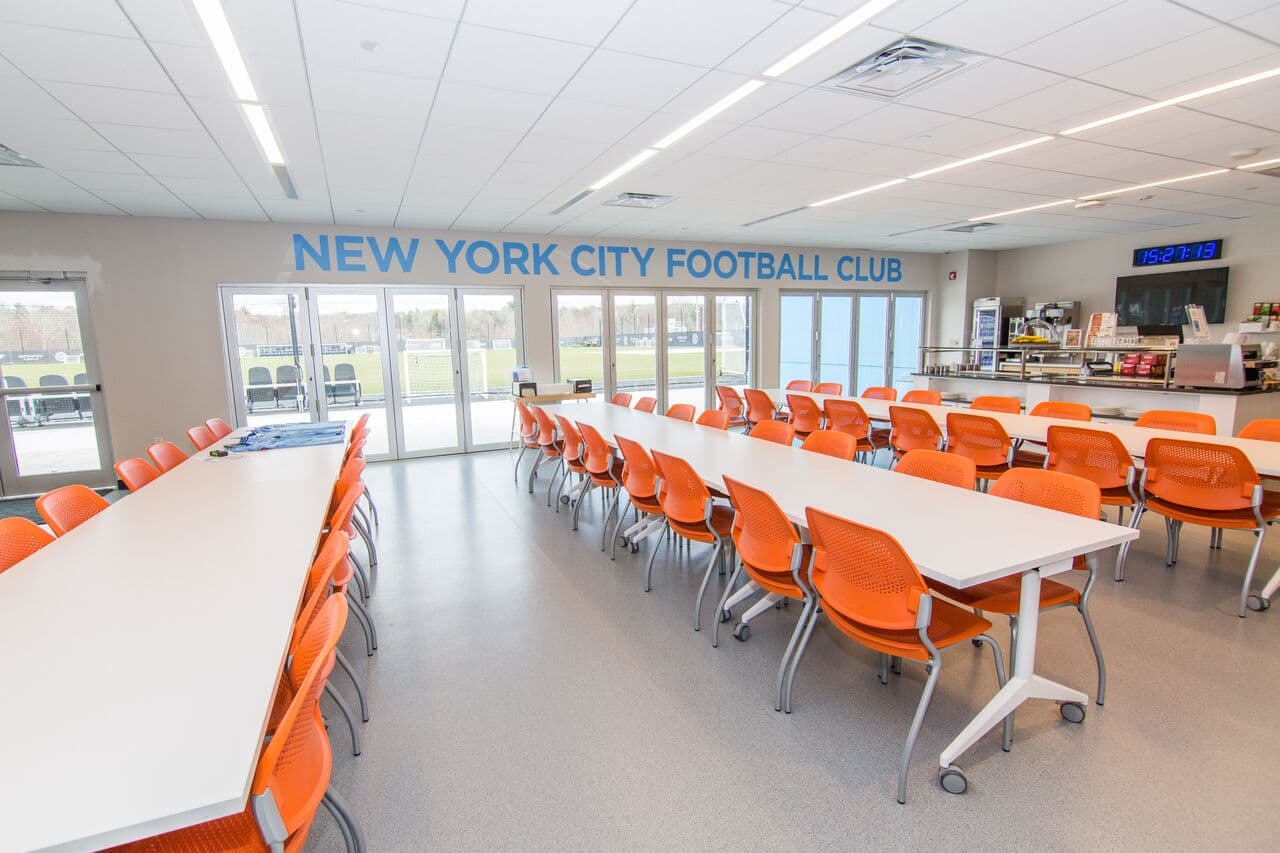 Los futbolistas y el cuerpo técnico podrán desayunar y almorzar con vistas hacia los campos de entrenamiento. (NYCFC)