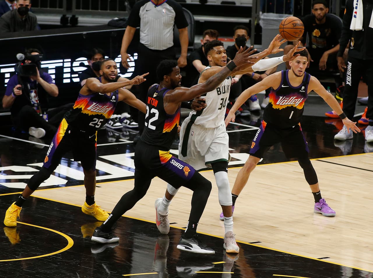 Con el pasar de los minutos, la defensa de Phoenix frenó a Giannis y todo intento frente al tablero. Solo 10 puntos los separaban de la prórroga.