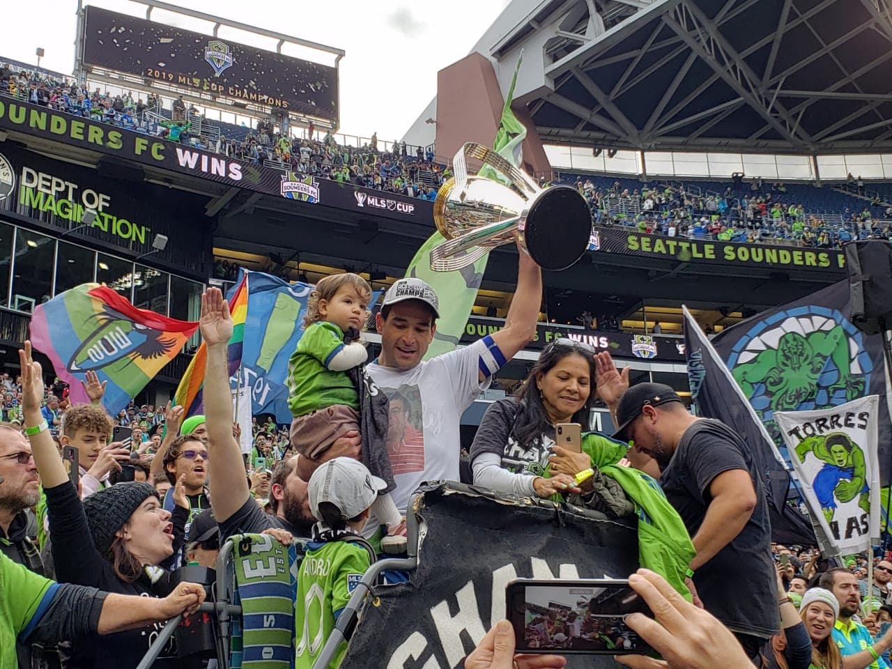 Nico Lodeiro le lleva la copa a la hinchada del Sounders.
