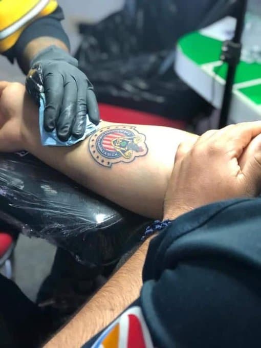 Aficionado de América pierde apuesta y se tatúa escudo de Chivas
