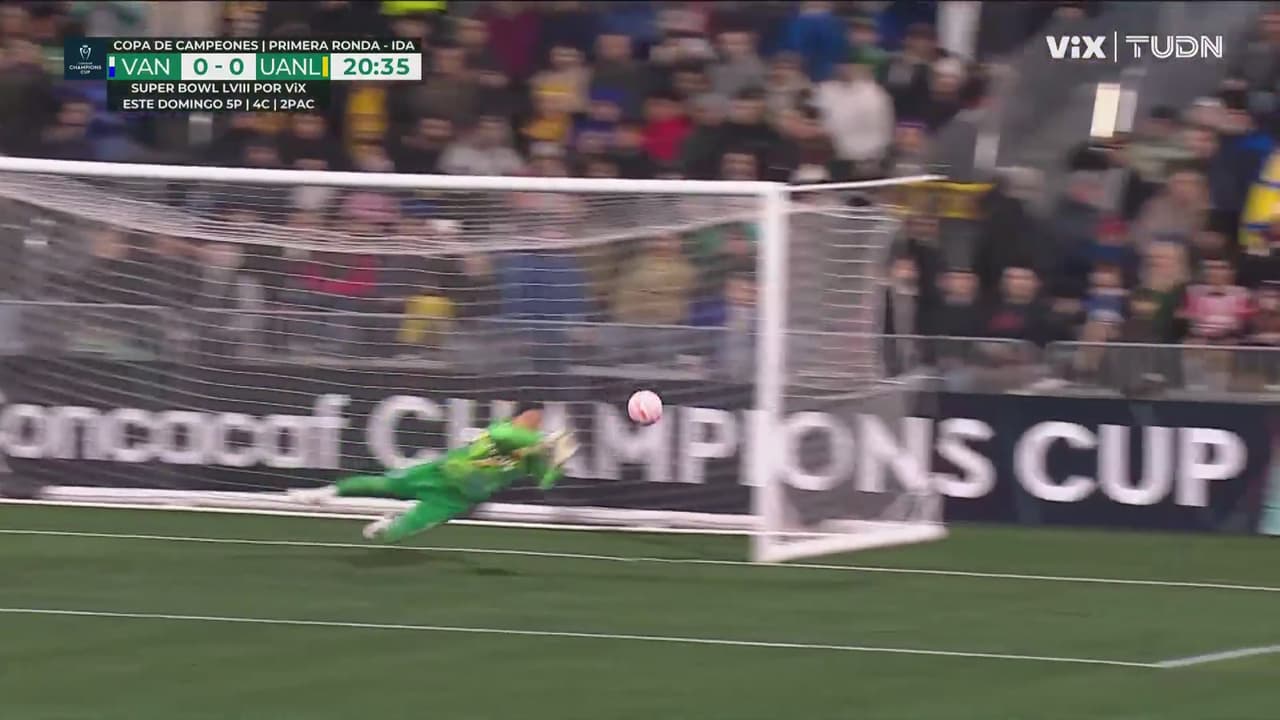 ¡Gignac intenta sorprender al arquero japonés!