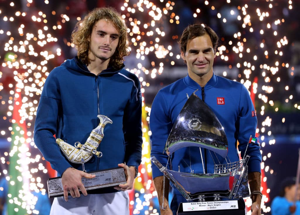 El griego de 20 años Stefanos Tsitsipas (izquierda) es el número 11 del mundo y comparte una postal histórica con Roger Federer (derecha).