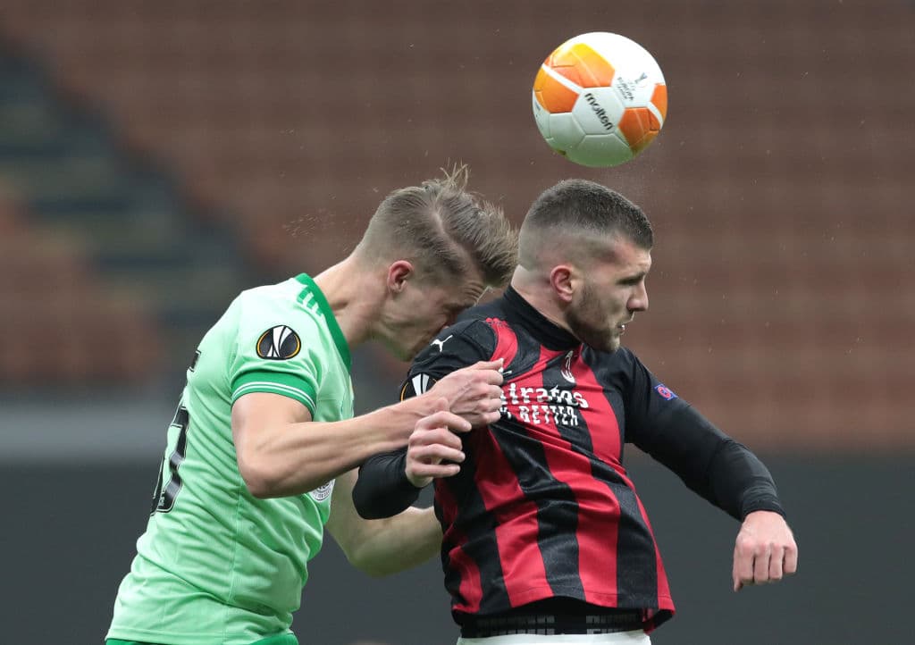 Lluvia de goles cayó en San Siro, donde el Milan se lleva la victoria 4-2 ante el Celtics en la UEFA Europa League. Tom Rogic abrió el marcador para la escuadra verde y Odsonne Edouard los ponía ya dos tantos arriba, pero la escuadra rossonera despertó y anotó cuatro tantos por parte de Calhanoglu, Castillejos, Hauge y Díaz durante la quinta Jornada.