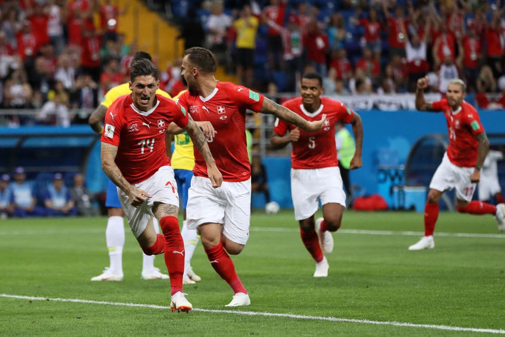 El dominio brasileño si bien no era abrumador, por lo menos era claro y sofocaba a ratos a los suizos, por lo que este gol les quitó una gran presión de encima.