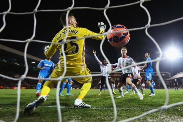 Londres, Inglaterra - 03 de febrero: Hugo Rodallega del Fulham anota el primer gol superando a Vito Mannone de Sunderland durante el partido de la Copa FA Cuarta Ronda entre Fulham y Sunderland en Craven Cottage.