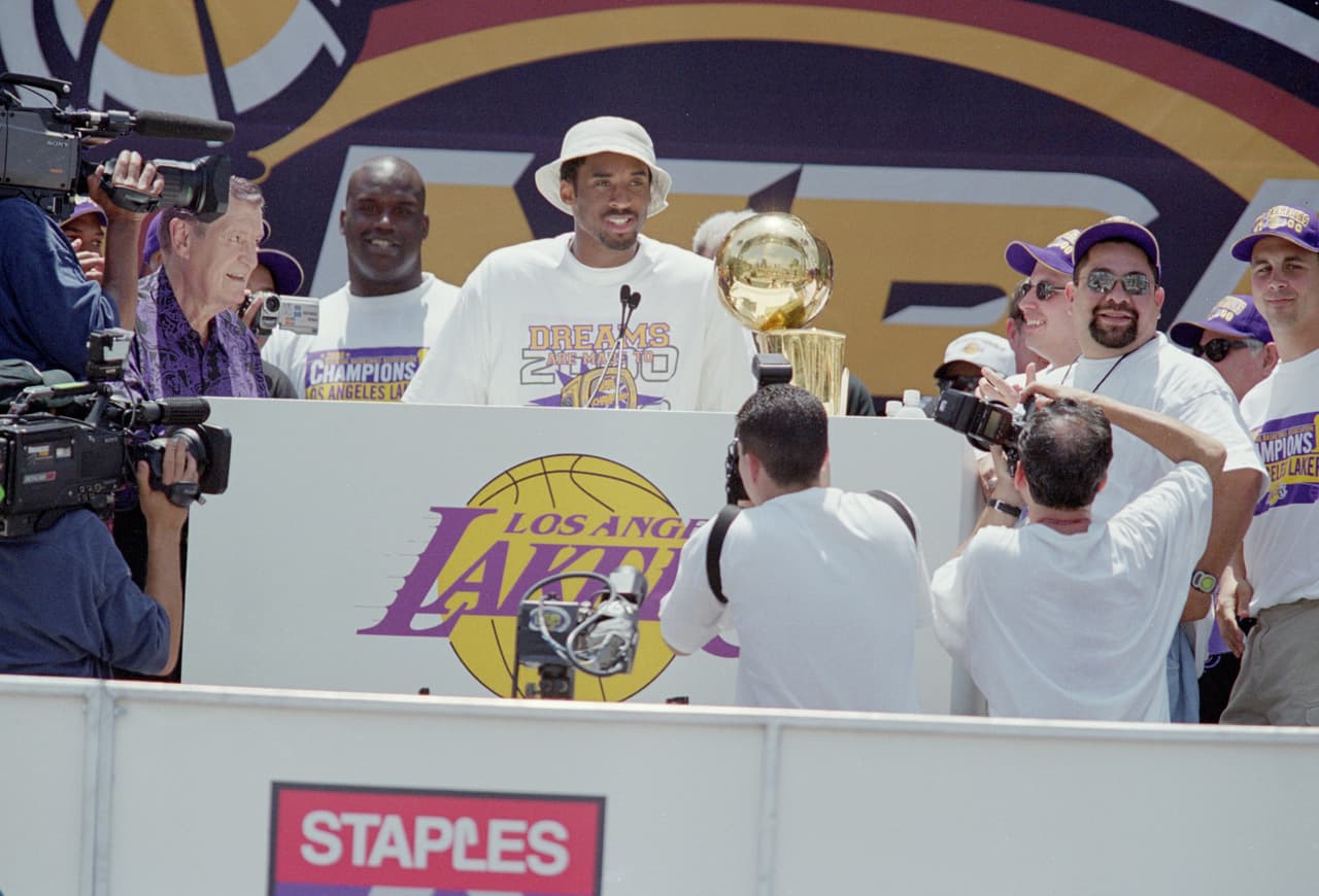 Aunque tenía como gran socio en Lakers a Shaquille O'Neal, con quien tuvo una rivalidad años después y que se acabó años más tarde, quedaba claro que Kobe estaba a su altura o incluso arriba de Shaq.