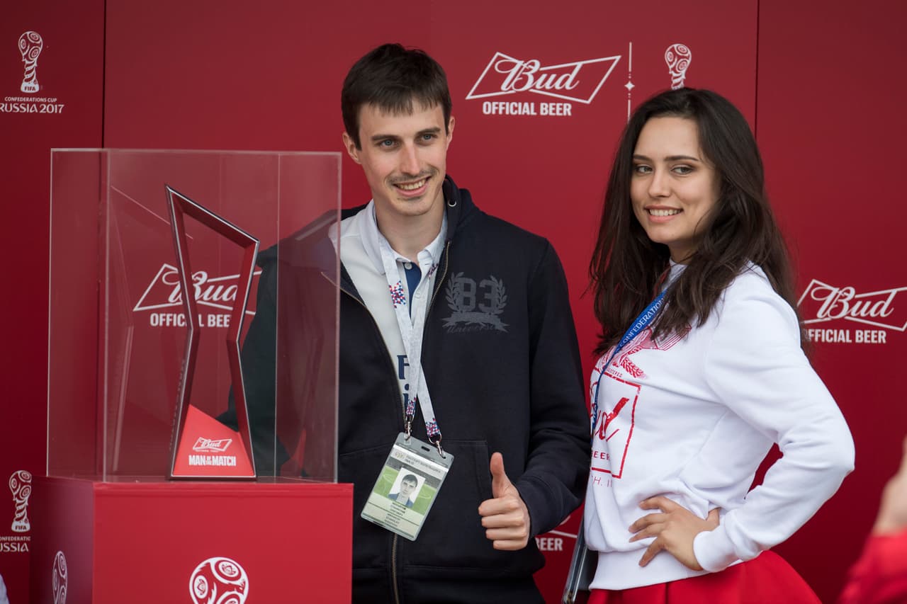 Algunos tuvieron la oportunidad de posar con el premio al Man Of The Match ¿Se lo quedará Cristiano Ronaldo?