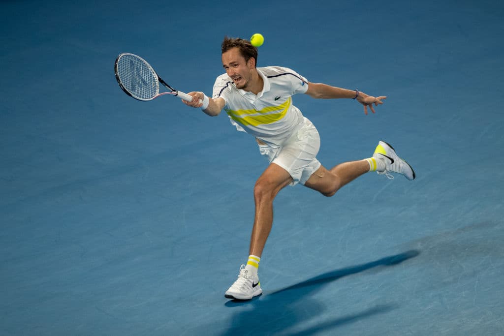El serbio Novak Djokovic fulminó al ruso Daniil Medvedev al vencerle por 7-5, 6-2 y 6-2, en una final espectacular y demasiado corta, para levantar su noveno título del Australian Open y el tercero de forma consecutiva.