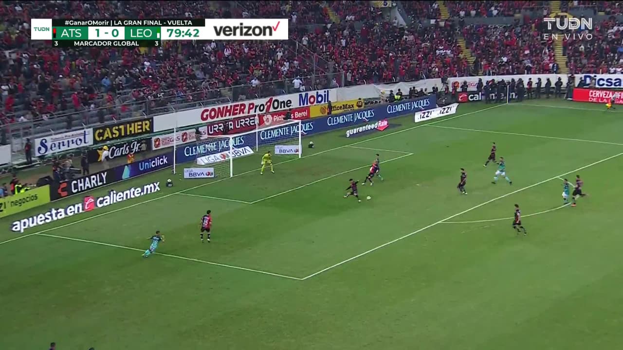 ¡CERCA! Christopher Trejo disparó que se estrella en el poste.