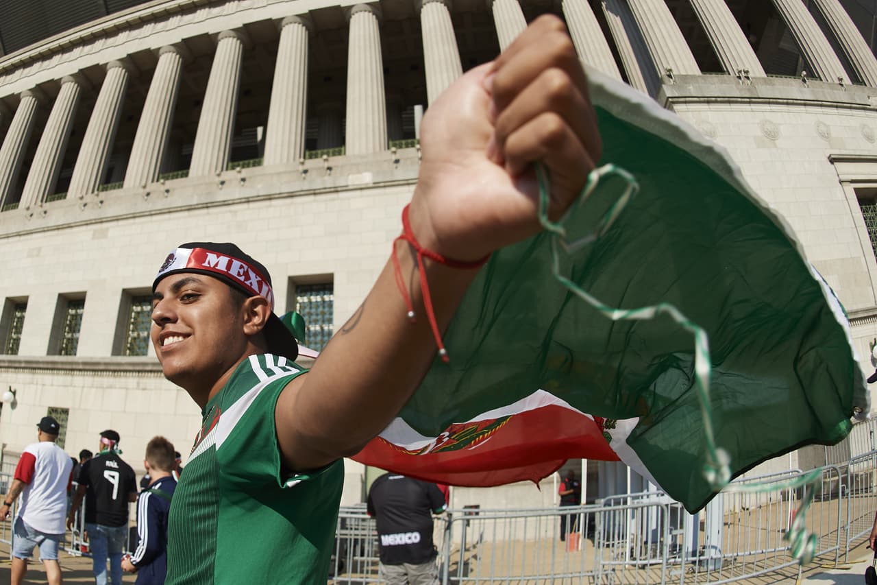 Los fanáticos mexicanos se toman los alrededores del Soldier Field de Chicago, previo a la Final de la Copa Oro entre Estados Unidos y México.