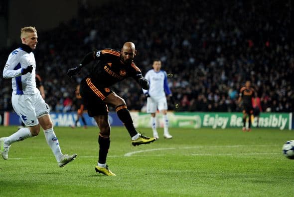 Y Anelka volvió a hacer de las suyas en la portería contraria.