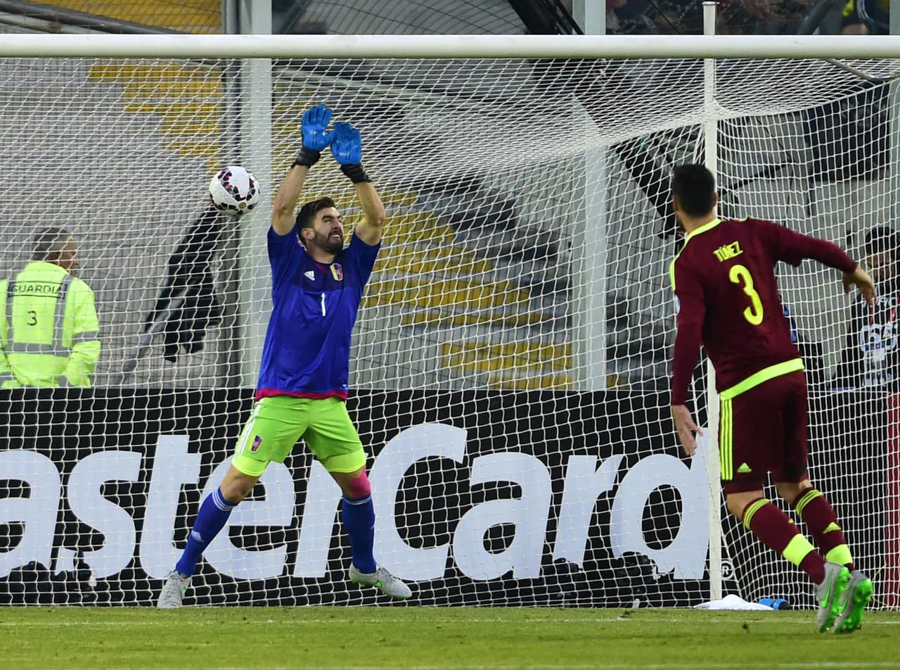 Un centro de Robinho sería rematado por Thiago Silva de primera para vencer al arquero venezolano.