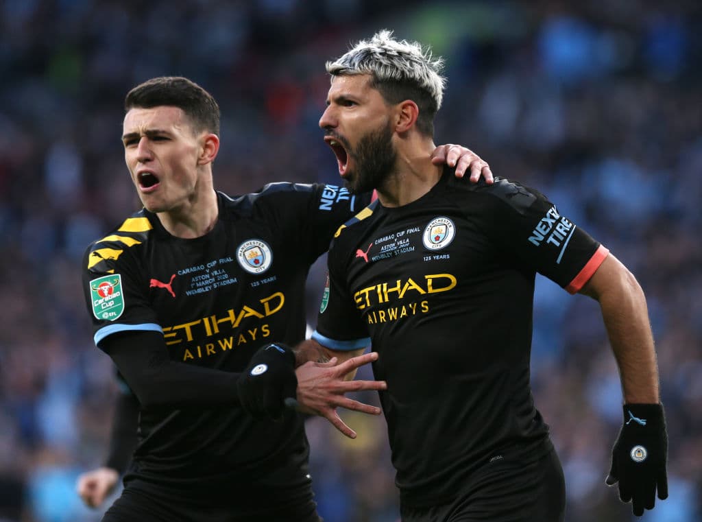 Phil Foden corre a festejar el gol del City junto a Sergio 'Kun' Agüero y el resto de sus compañeros.