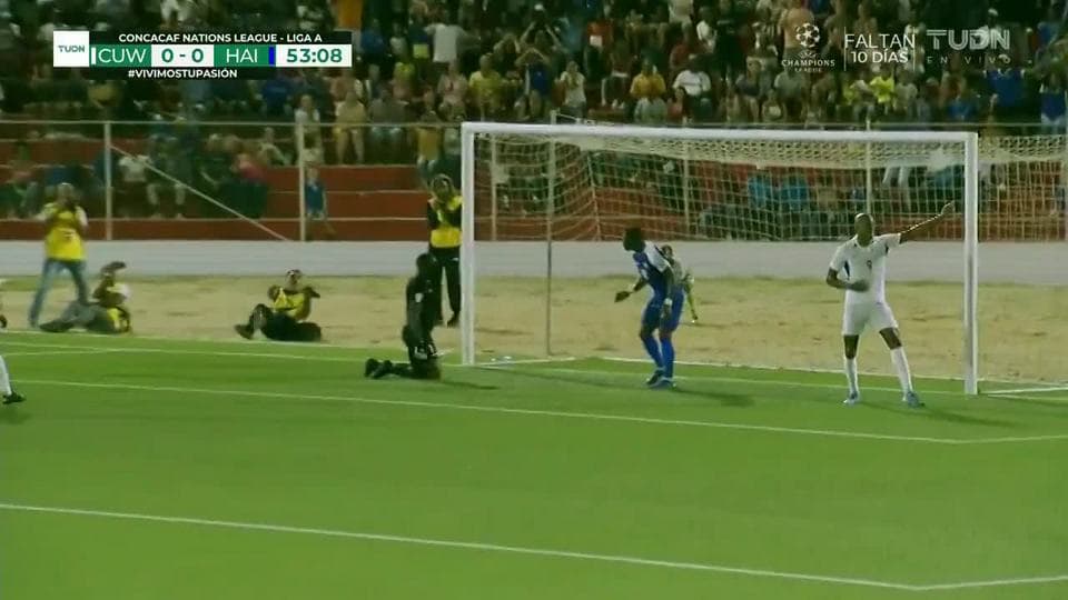 Tiro desviado de Rangelo Janga