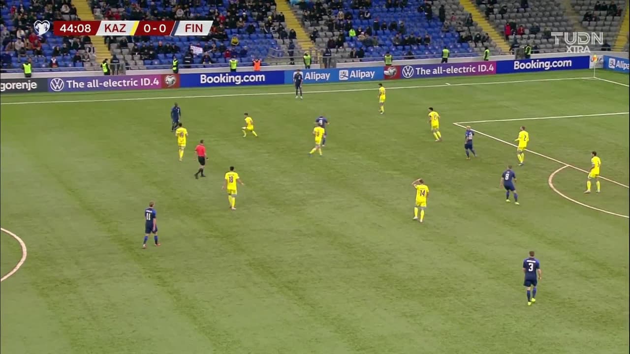¡GOL!  anota para Finlandia. Teemu Pukki