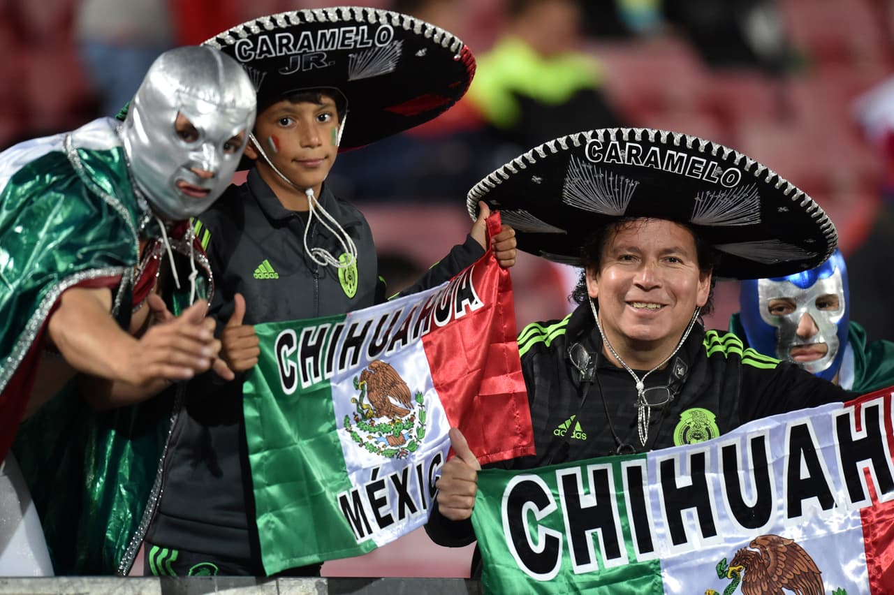 Por los mexicanos no podía faltar la legendaria máscara plateada del Santo.