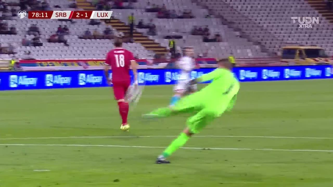 ¡TIRO ATAJADO! disparo por Aleksandar Mitrovic.
