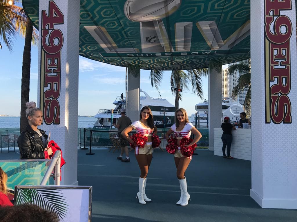 Los aficionados a la NFL pueden disfrutar un espacio para ellos antes del Super Bowl LIV entre San Francisco y Kansas City.