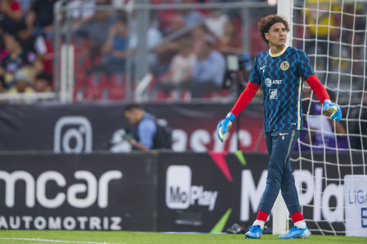 Guillermo Ochoa en su regreso al Estadio Jalisco.