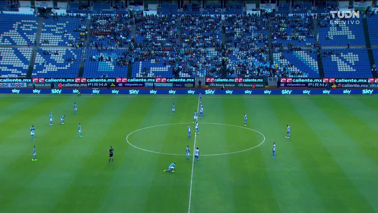 Arranca el partido y la pelota está en juego.