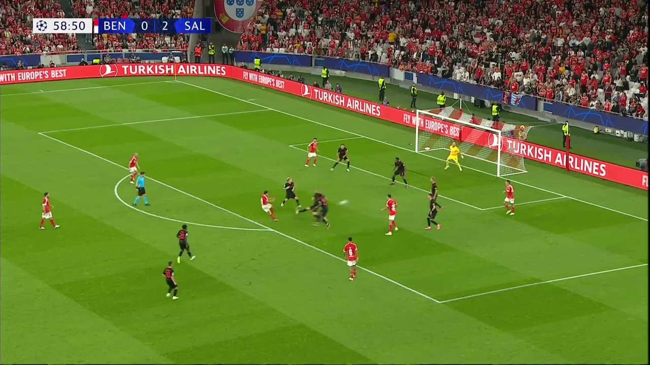 ¡TIRO ATAJADO! disparo por Petar Musa.