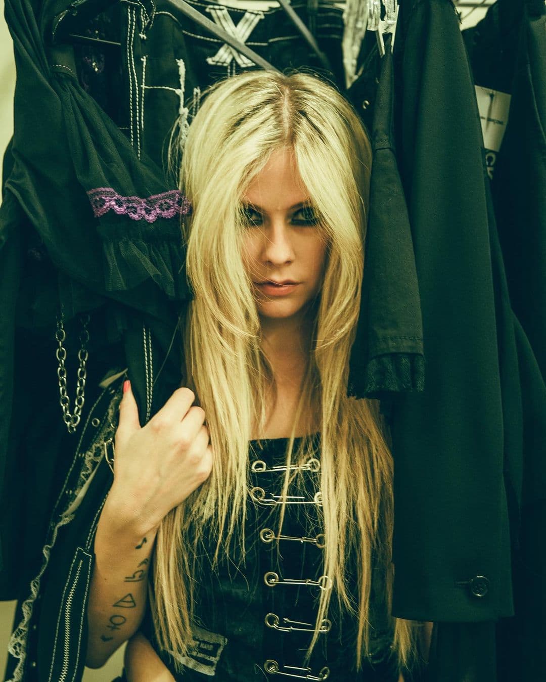 "Por siempre y para siempre desearás que yo fuera tu esposa", canta Lavigne en su nuevo sencillo.