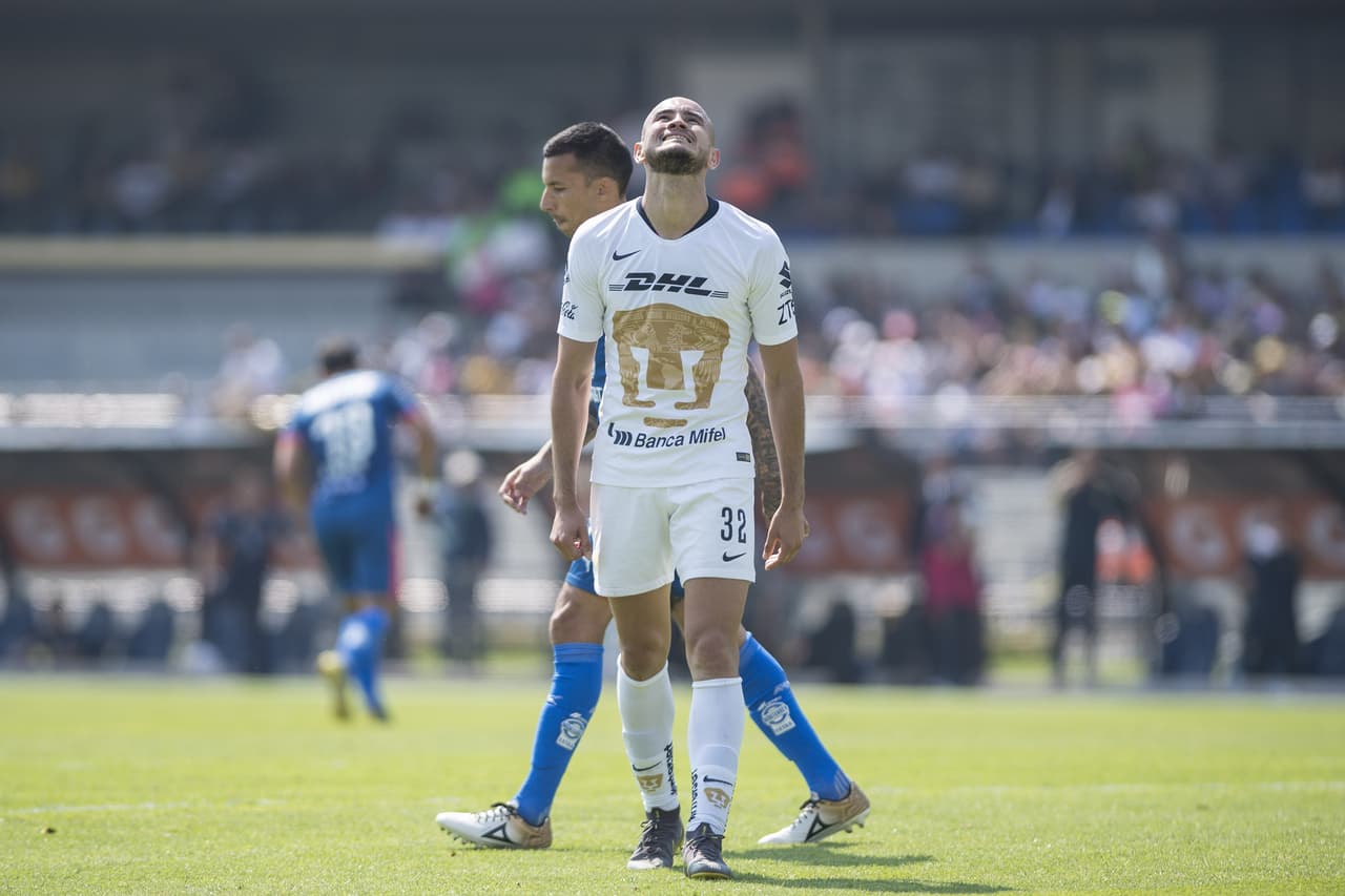 Pero nunca pudo debutar por falta de oportunidades. Los entrenadores no confiaban en él y tuvo que abrirse camino emigrando.