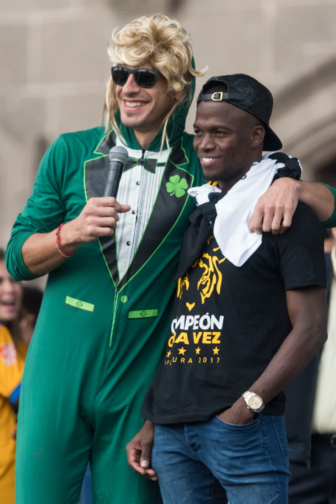 El portero argentino se vistió de manera extravagante durante los festejos de los universitarios. Además, la hizo de maestro de ceremonias en la Macroplaza.