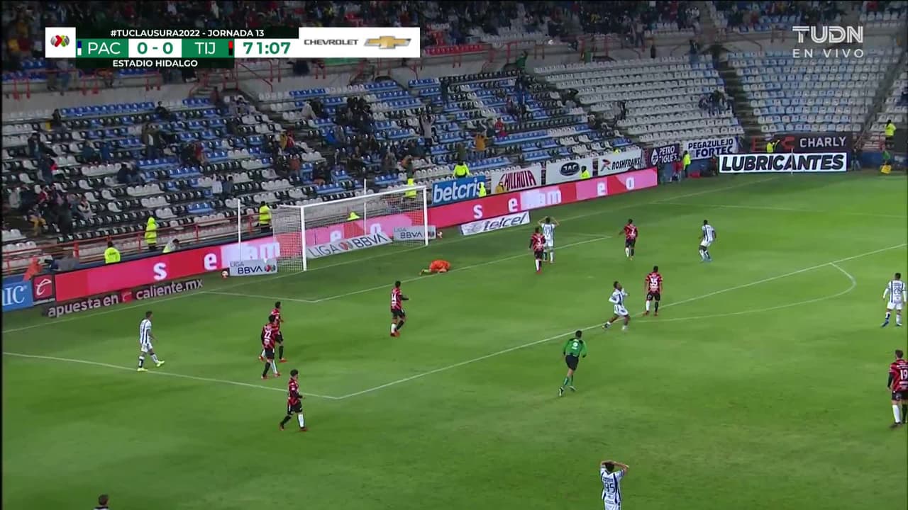 ¡CERCA! Romario Ibarra disparó que se estrella en el poste.