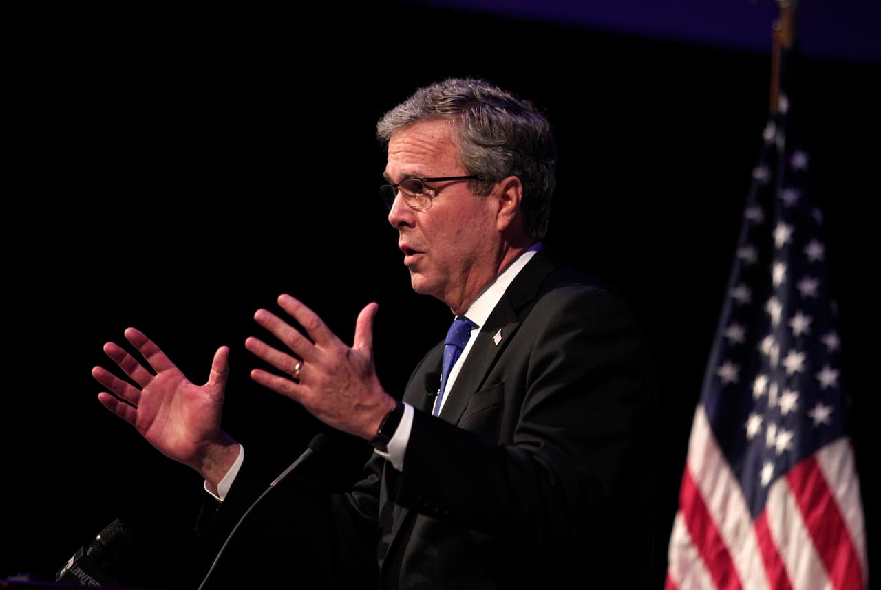 La familia Bush siempre ha sido aficionada al béisbol. El hermano de Jeb Bush, el ex presidente George W. Bush, fue copropietario de los Rangers de Texas de 1989 a 1998.