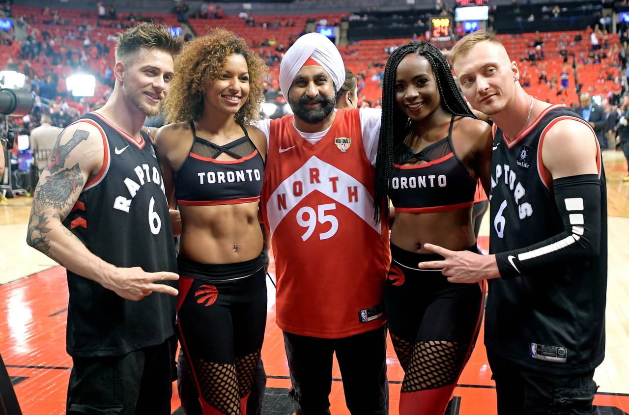 Con una inquebrantable fe de ver a su equipo campeón por primera vez, los aficionados de los Toronto Raptors se dejaron llegar de manera masiva a Scotiabank Arena para atestiguar historia. Aunque la duda se siembra ahora que está por regresar Kevin Durant para este Juego 5. Gran ambiente previo al quinto partido de las Finales de la NBA.