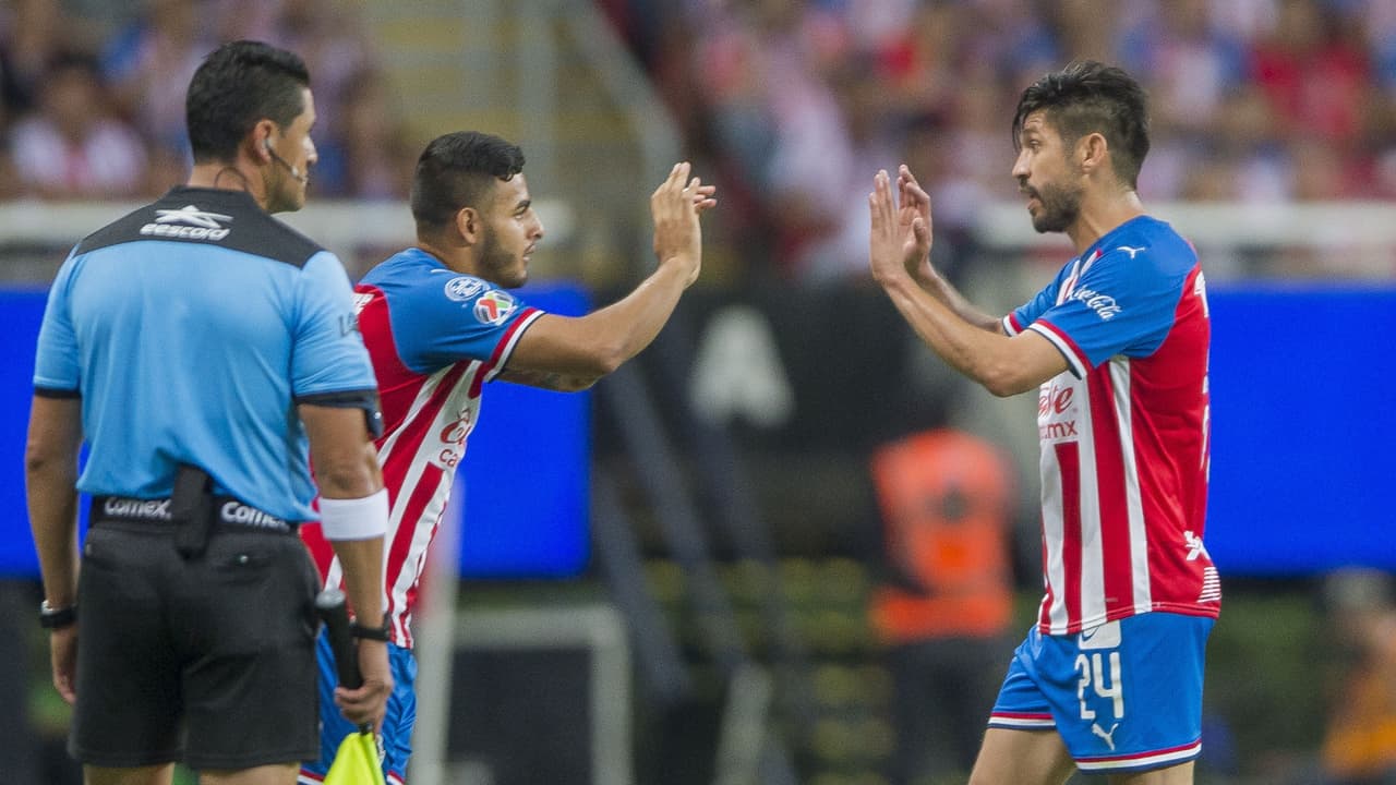 ¿Oribe o Vega titular? El XI que prepara Chivas para el Clásico