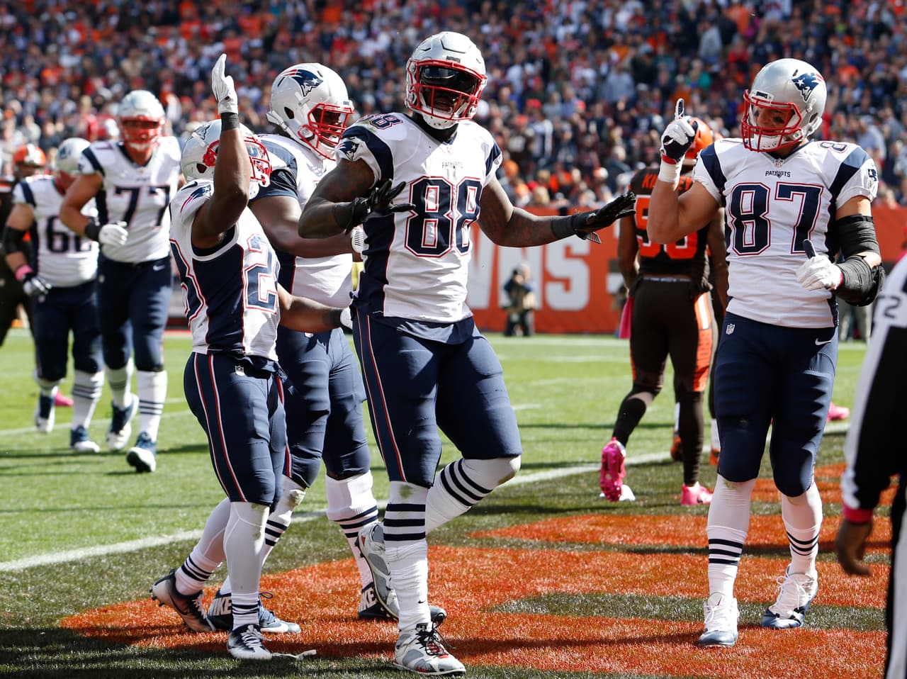 <b>Martellus Bennett – TE, New England Patriots</b>
<br>El veterano ala cerrada jugó su primer partido al lado de Tom Brady y mostraron una conexión increíble al combinarse para tres touchdowns. Bennett forma una dupla de miedo con Rob Gronkowski que dificultará las coberturas defensivas en la zona roja. Logró seis recepciones, 67 yardas y un récord personal de tres anotaciones en el partido contra Cleveland.