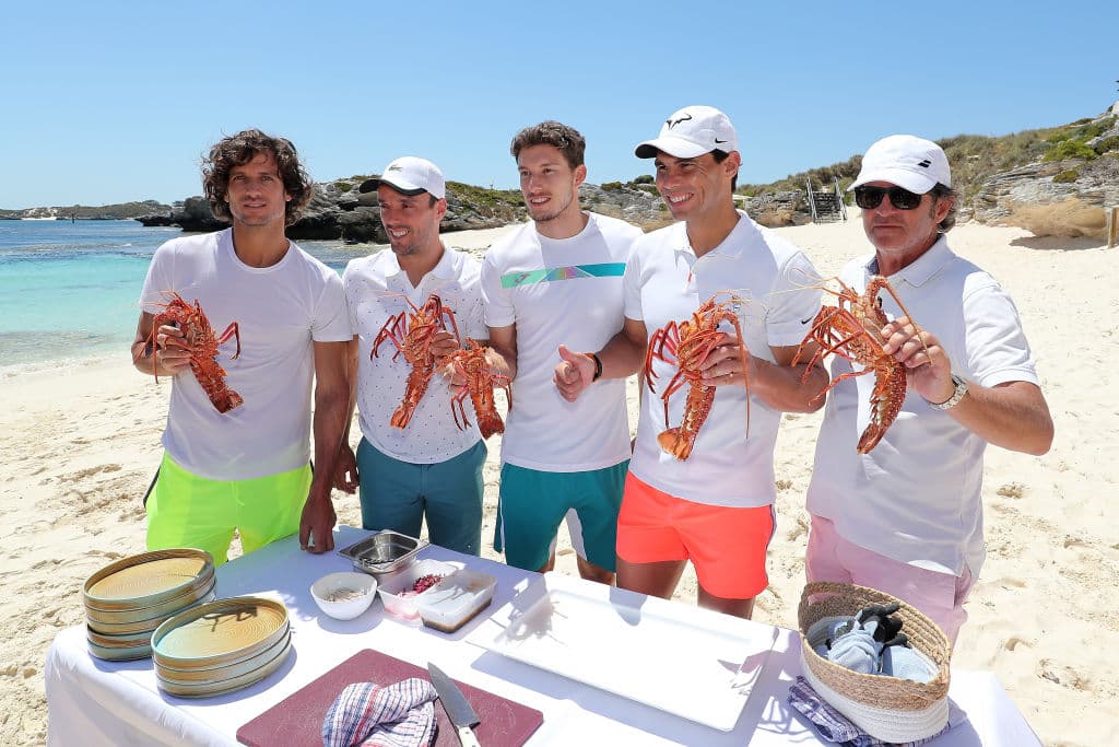 El tenista español, Rafael Nadal, convive con sus compañeros y disfruta de Perth, Australia previo al inicio de la competencia.