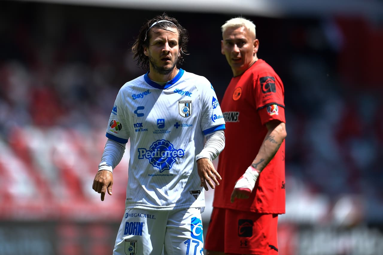 Querétaro iguala marcador ante el Toluca durante la Jornada 12 del Torneo de Apertura en la Liga MX. Diego Chávez de los 'Diablos Rojos' puso arriba a los locales al 63, pero Jonathan Dos Santos de los 'Gallos Blancos' logró empatar el encuentro. El uruguayo habría anotado el segundo pero lo anularon por posición adelantada.