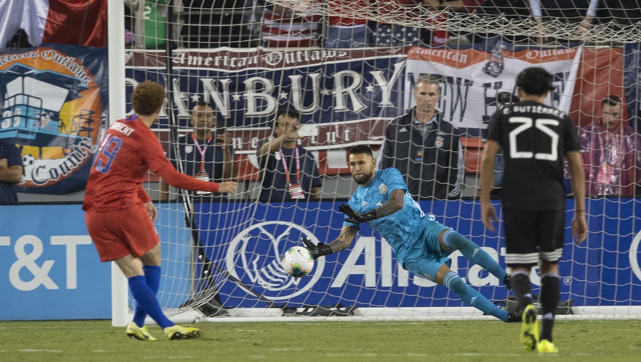 Con goles de Chicharito Hernández, Érick Gutiérrez y Uriel Antuna, México vence 3-0 al equipo de las barras y las estrellas; Orozco atajó un penal.