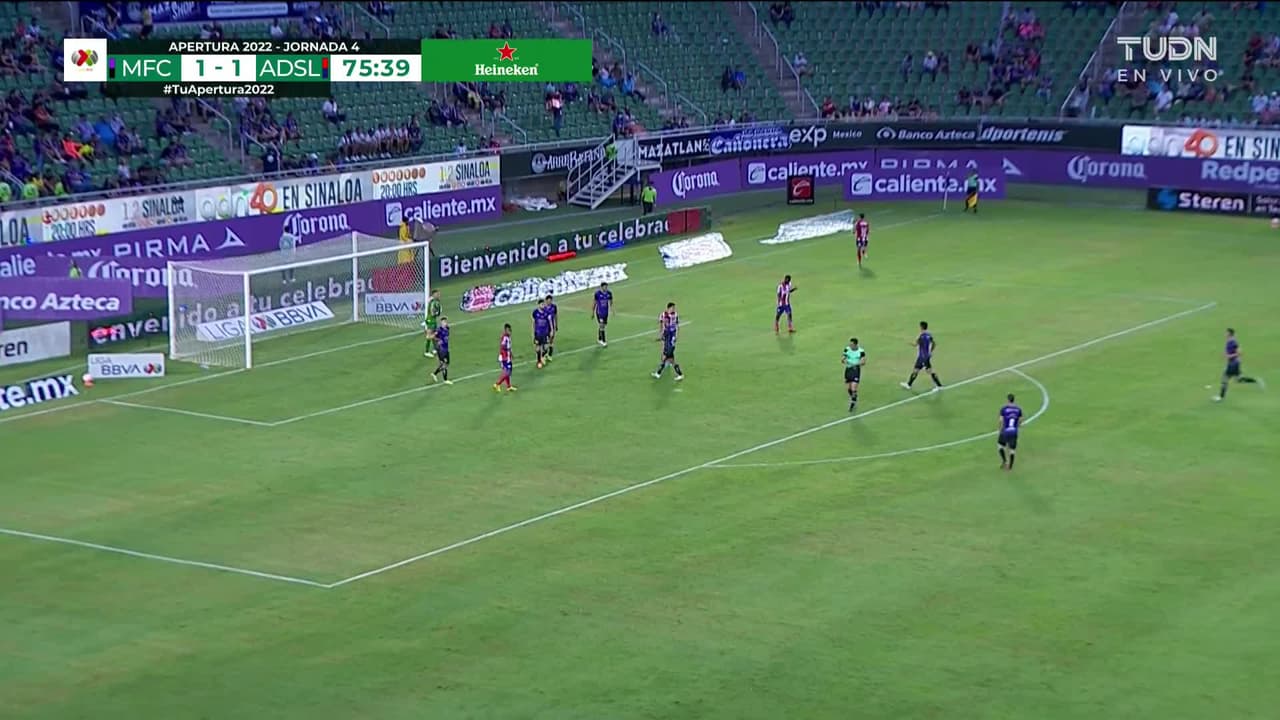 ¡TIRO ATAJADO! disparo por Facundo Waller.