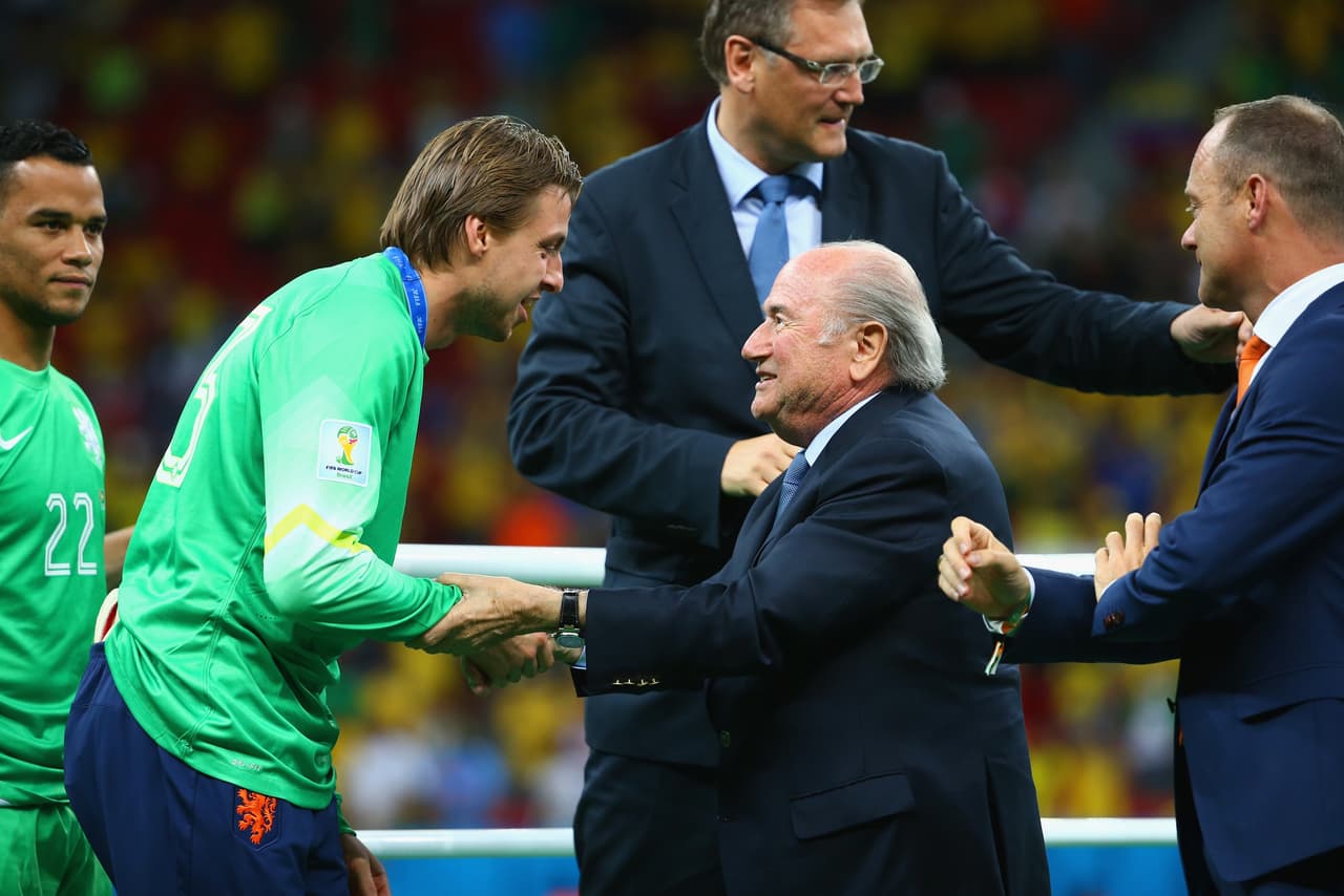 Tim Krul, arquero clave para Holanda en el Mundial, recibe su medalla de manos del expresidente de FIFA Joseph Blatter, quien realizó una de sus últimas apariciones en la Copa del Mundo.