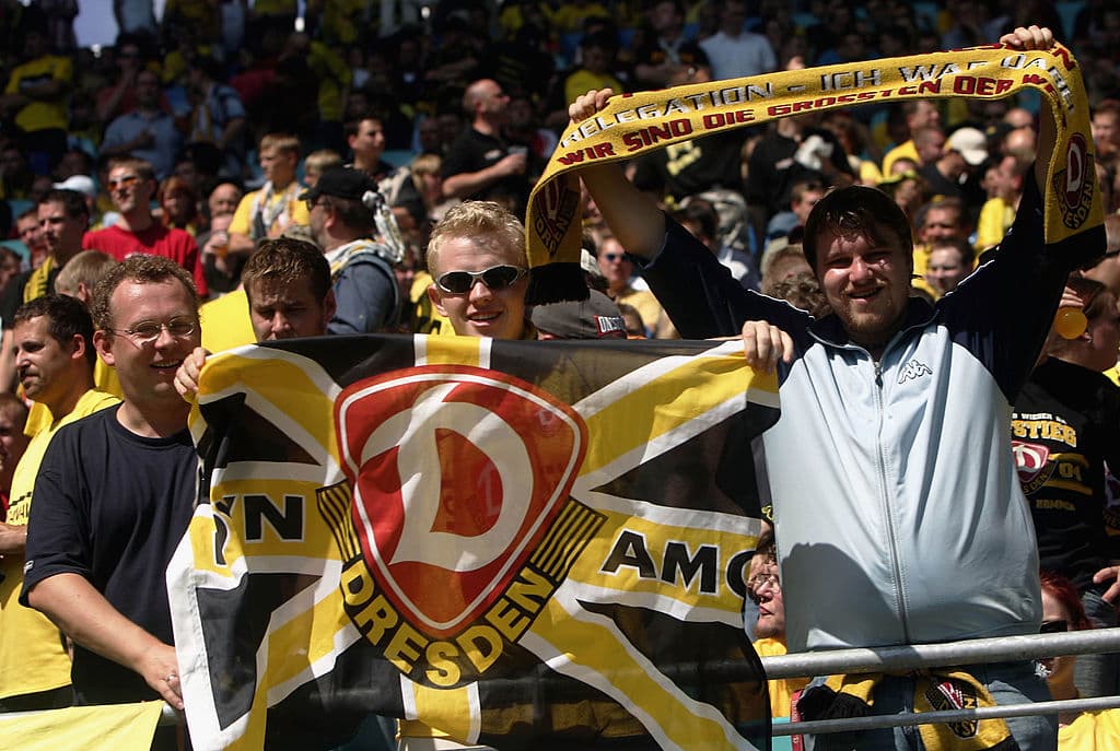 Los ultras del Dynamo Dresden arrojaron una cabeza de toro a la cancha, durante la Copa Alemana.