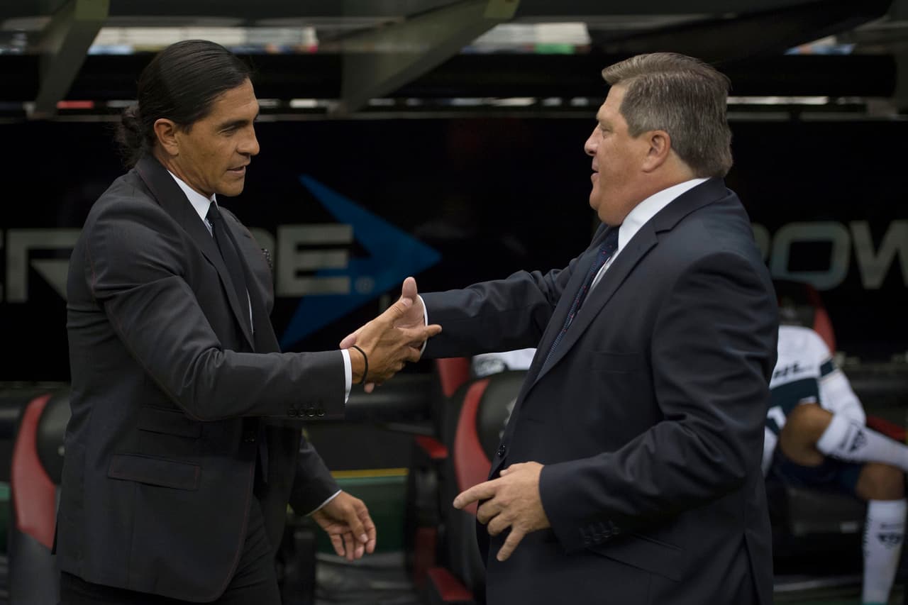 Paco Palencia y Miguel Herrera se saludaron con mucho afecto al inicio del partido.