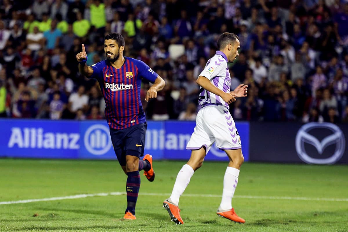 El delantero uruguayo Luis Suárez (izquierda) reclama al juez de línea por anularle una acción de gol por fuera de lugar.