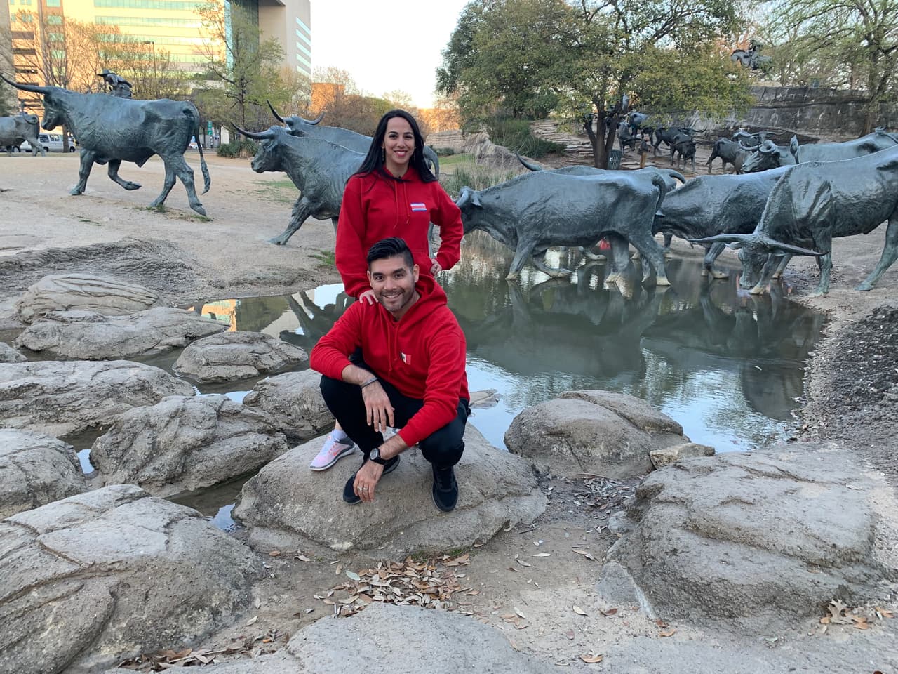 Los participantes de la Carrera de la Copa Oro estuvieron en Dallas disfrutando de su grastronomía, su calidez y algunos de sus lugares emblemáticos como la Pioneer Plaza donde se encuentran las Cattle Drive Sculptures.
